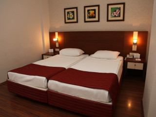 QUEENS PARK LE JARDIN HOTEL