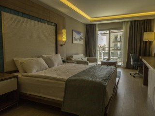 RAMADA HOTEL & SUITES KUSADASI