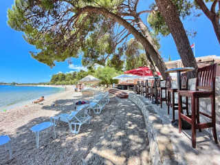 RESNIK TOURIST RESORT (Kastel Stafilic)