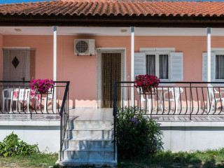 Roussas Studios and Apartments