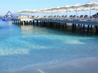 KING EVELTHON BEACH HOTEL