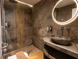 Royal Hotel & Suites