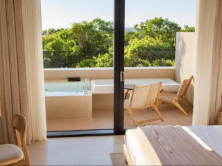 Royal Hotel & Suites