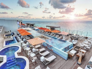 ROYALTON CHIC CANCUN AN AUTOGRAPH COLLECTION