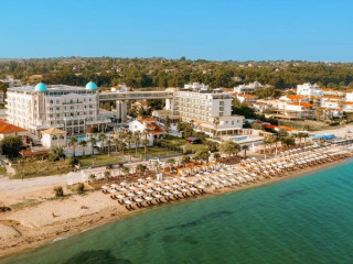 Santa Beach Hotel