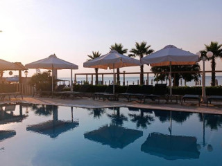 Santa Beach Hotel