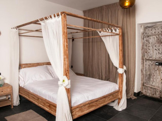 Sevenmaze Charming House