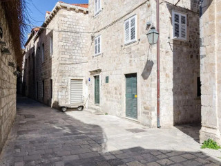 Steps Old Town Apartments by Irundo