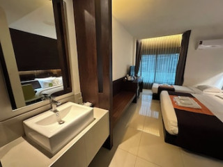 THE BANGKOK AIRPORT LINK SUITE