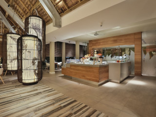 The Bay Club at Anahita