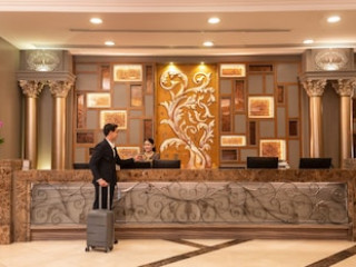 THE BERKELEY PRATUNAM - SHA EXTRA PLUS