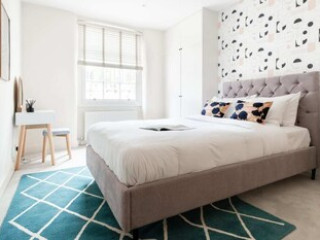 THE CHELSEA ARMS - BRIGHT 3BDR WITH GARDEN AND PRIVATE PARKING