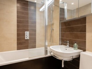 THE CHELSEA ARMS BRIGHT 3BDR WITH GARDEN PRIVATE PARKING