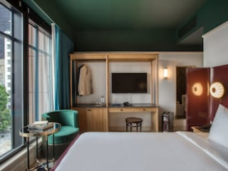 THE CHOW KIT - AN ORMOND HOTEL