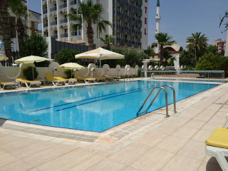 THE CORNER PARK HOTEL