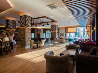 quot;THE TERRACEquot; LAKE VIEW - BY HOUSE OF TRAVELERS -