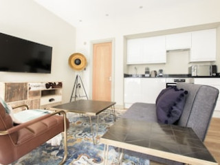 THE MAYFAIR PARADE TRENDY 1BDR PIED A TERRE IN CENTRAL LONDON