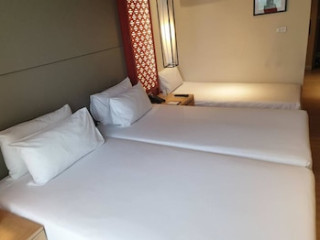 THE QUARTER HUALAMPHONG BY UHG