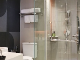 THE QUARTER ONNUT BY UHG