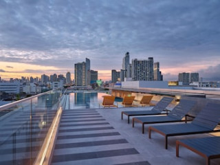 THE QUARTER ONNUT BY UHG