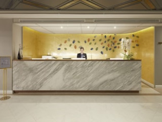 THE QUARTER PLOENCHIT BY UHG