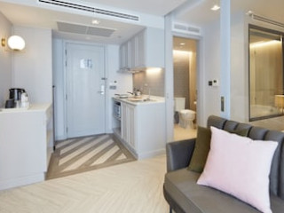 THE QUARTER PLOENCHIT BY UHG