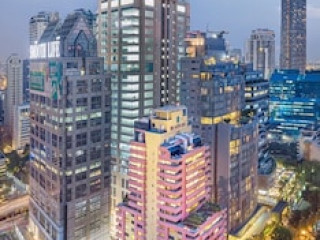 THE QUARTER SALADAENG BY UHG