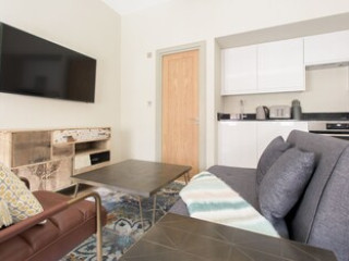 THE SOHO LOFT - ELEGANT AND MODERN 1BDR IN SOHO