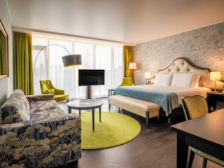 THON BRISTOL STEPHANIE