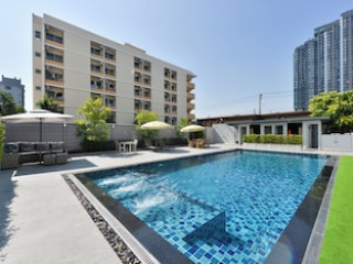 THREE SEASONS PLACE HOTEL