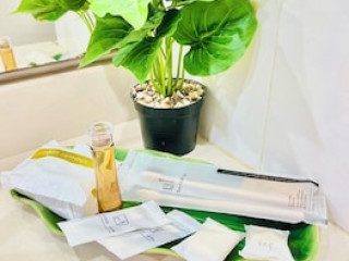 THREE SEASONS PLACE HOTEL