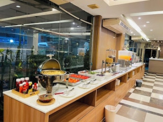 THREE SEASONS PLACE HOTEL