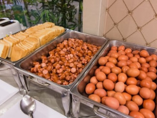 THREE SEASONS PLACE HOTEL