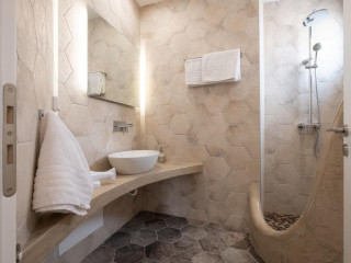 Tristhenia Hotel