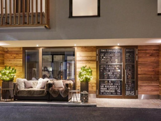TWO TIMEZ - Boutique Hotel