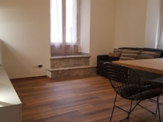 UNA FINESTRA SU MONTI