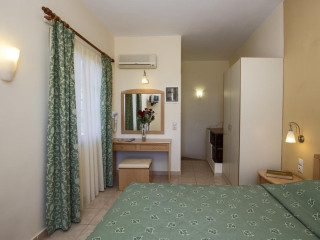 Alonia Studios and Maisonettes (Tolo) 