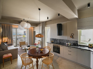 REZIDENT TOMIS MARINA