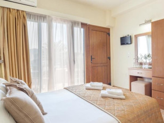 Blue Green Bay (Panormos)