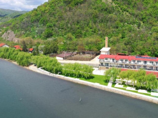 Vega Resort Restaurant si Lodge