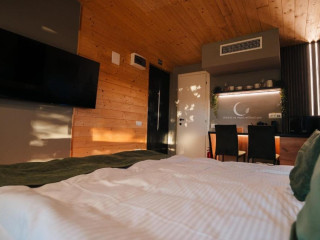 MOON VALLEY COMARNIC