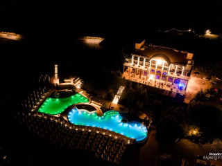 Wonderland Resort..