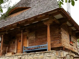 Casuta din Catun (Adults Only) (Grosi)