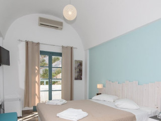 Dolphins Apartments  (Kamari Santorini) 
