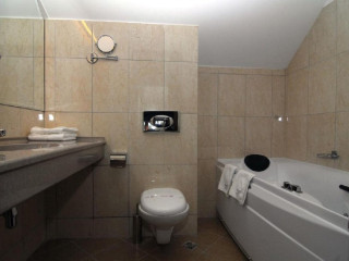 Casa Iris-Hotel si Restaurant