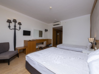 LAKE RIVER SIDE HOTEL