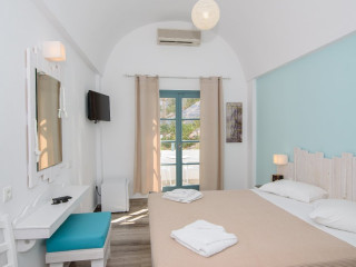 Dolphins Apartments  (Kamari Santorini) 