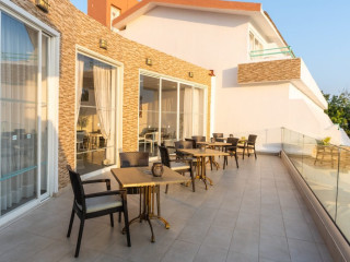 Adelais Bay Hotel 