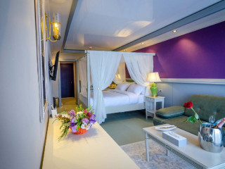 Complex Phoenicia Blue View Belvedere