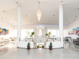 Adelais Bay Hotel 